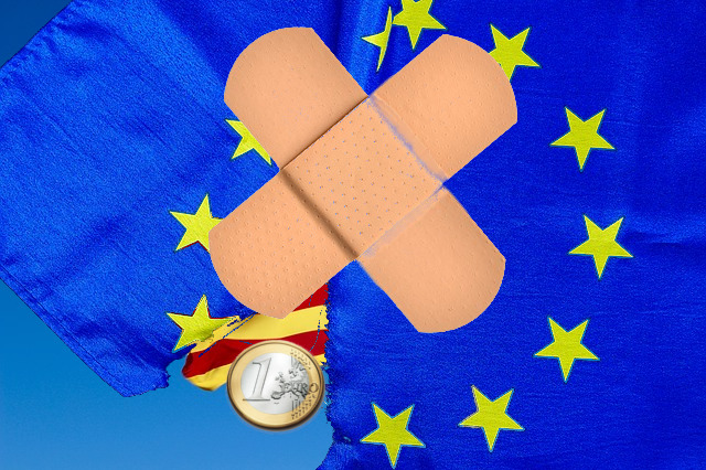 Kolaż rozprutej flagi Unii Europejskiej sklejonej platrem z opatrunkiem na tle fragmentu flagi Katalonii i monety jednoeurowej