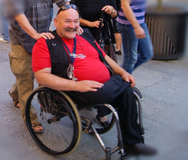 autor artykułu w na wózku inwalidzkim