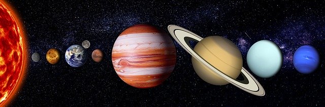 Słońce i planety układu słonecznego ustawione w jednej linii bez zachowania proporcji